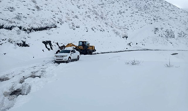 Siirt'te araç sürücüleri kar nedeniyle yolda mahsur kaldı