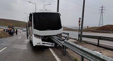 Siirt'te bariyere saplanan polis otobüsünde maddi hasar oluştu