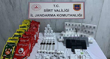 Siirt'te bir araçta gümrük kaçağı malzemeler ele geçirildi