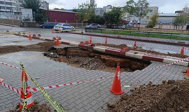 Siirt'te sağanak yağış sonucu yol çöktü