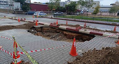 Siirt'te sağanak yağış sonucu yol çöktü