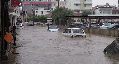 Silifke'de yağış yolları göle çevirdi, araçlar suya gömüldü