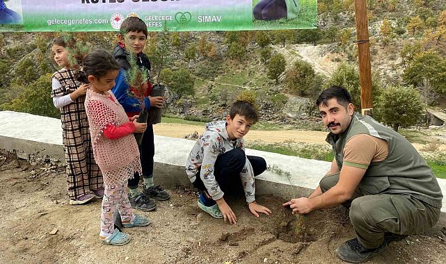 Simav'da okul ve cami bahçesine fidan dikimi