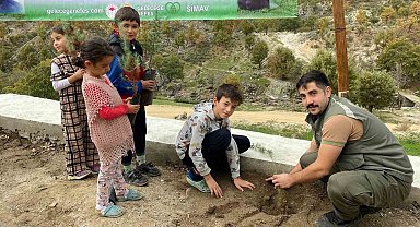 Simav'da okul ve cami bahçesine fidan dikimi