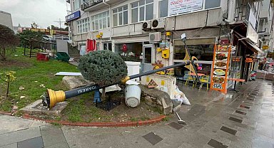 Sinop'ta fırtına: Tabelalar ve ağaçlar devrildi