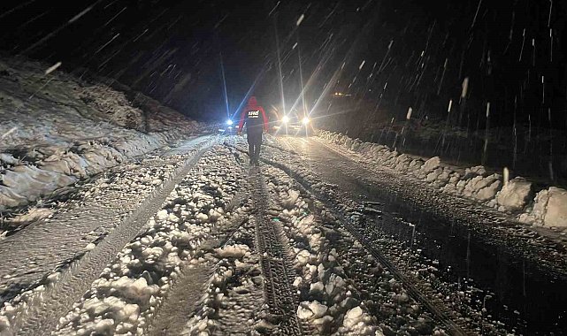 Şırnak'ta kar yağışı etkili oldu, araçlar mahsur kaldı