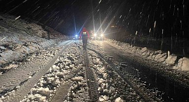 Şırnak'ta kar yağışı etkili oldu, araçlar mahsur kaldı
