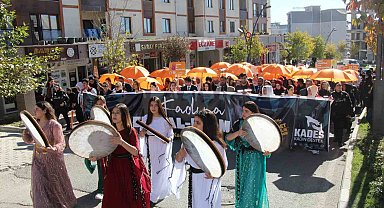 Şırnaklı kadınlardan turuncu şemsiyeli yürüyüş