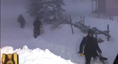 Sis Dağı'nda karda mahsur kalan 8 kişinin yardımına belediye ekipleri yetişti