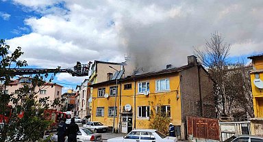 Sivas'ta binanın çatısında çıkan yangın paniğe neden oldu