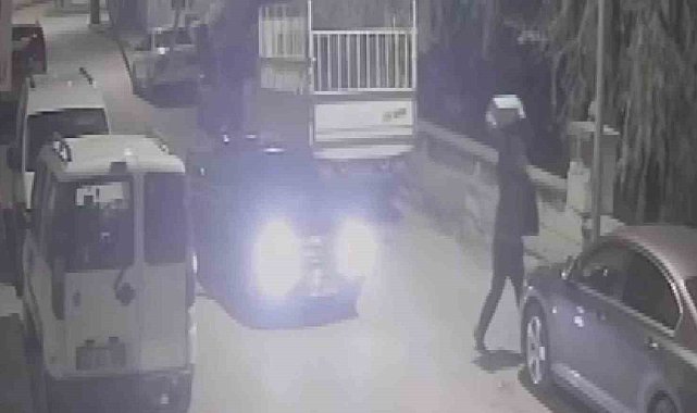 Sivas'ta bir garip olay, kaldırım taşını otomobilin camına sapladı