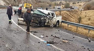 Sivas'ta pikap ile tır çarpıştı: 1'i ağır 2 yaralı