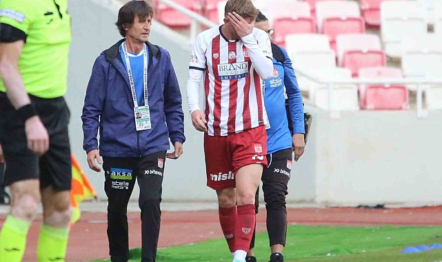 Sivasspor'da Burak Kapacak sakatlandı, oyuna devam edemedi