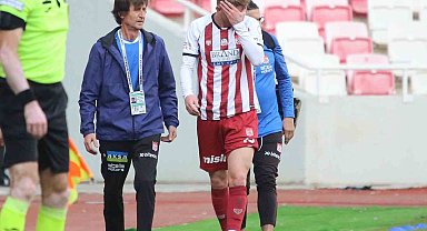 Sivasspor'da Burak Kapacak sakatlandı, oyuna devam edemedi