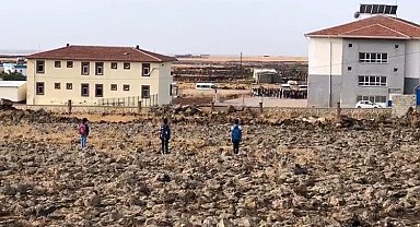 Siverek'te törene geç kalan 3 öğrenci İstiklal Marşı okununca saygı duruşunda bulundu