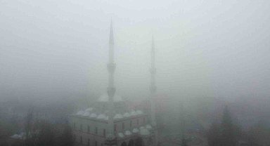 Soğuk havanın etkisi altına aldığı ilçe sisle kaplandı
