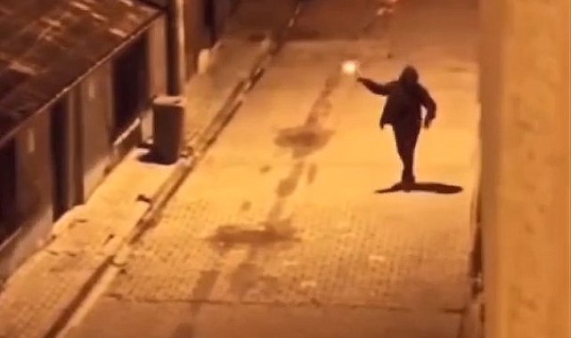 Sokakta havaya ateş eden maganda kamerada