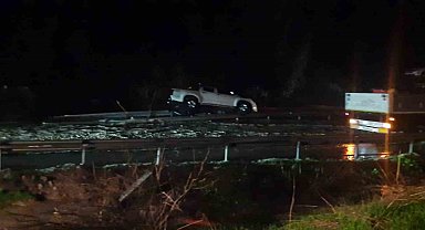 Söke'de sel suları yol kapattı, iki araç yol kenarında askıda kaldı