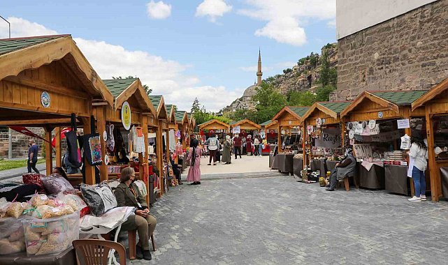 Sonbaharın son maharetli elleri