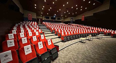 Sultanbeyli'de kültür merkezinin koltukları Gazze'de katledilen çocuklara ayrıldı