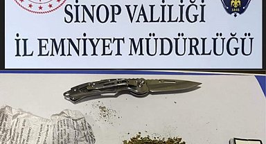 Şüpheli şahsın üzerinden bıçak ve uyuşturucu madde çıktı