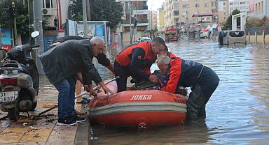 Suyun bir buçuk metreyi bulduğu İskenderun kent merkezinde, AFAD vatandaşları botla kurtarıyor