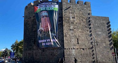 Tarihi Diyarbakır surlarına Ebu Ubeyde'nin dev posteri asıldı