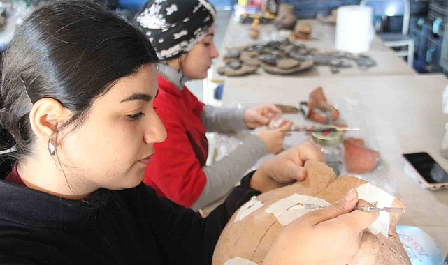 Tarihi elleriyle birleştiriyorlar