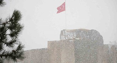Tarihi Harput Mahallesi'nde kar etkisi artırdı, göz gözü görmedi