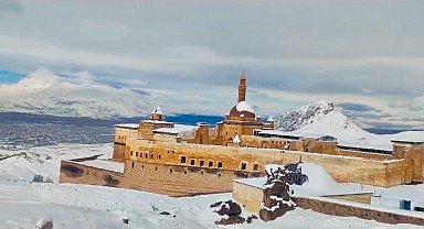 Tarihi saraydan kar manzaraları