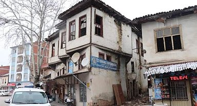 Tarihi ve kültürel eserlerin olduğu Taşhan Meydanı iyileştiriliyor