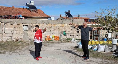 Tarkan öğretmenin kürek sapıyla çalıştırdığı Ramazan ciritte dünya 2.'si oldu