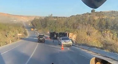 Tarsus'ta devrilen tırın sürücüsü yaralandı
