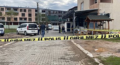 Tatlıcı dükkanının girişinde başından vuruldu