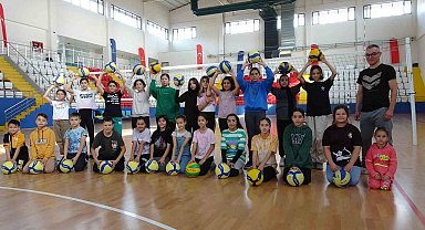 Tavşanlı'da gençler voleybol ile spora katılıyor