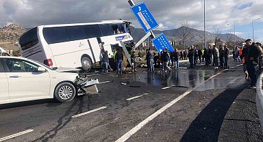 Taylandlı turistler ölümden döndü: 4'ü ağır 20 yaralı