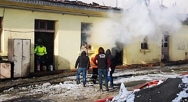 TCDD çalışanlarının cağ kebabı için yaktıkları ateş depoyu yaktı
