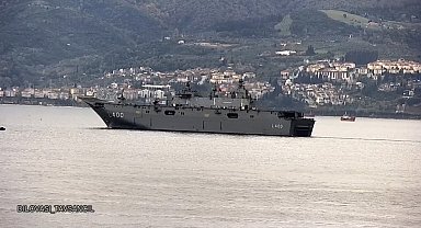 TCG Anadolu tüm heybetiyle İzmit Körfezi'nde