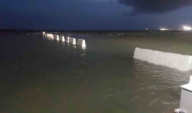 Tekirdağ'da deniz taştı, tsunamiyi andıran görüntüler
