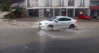 Tekirdağ'da şiddetli yağış: Sokaklar dere gibi aktı