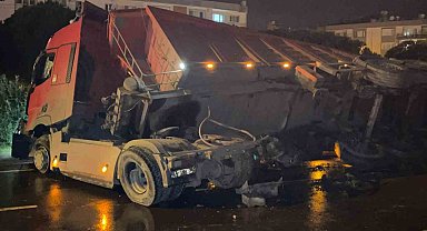 Tır karşı şeride geçip devrildi: 1 yaralı