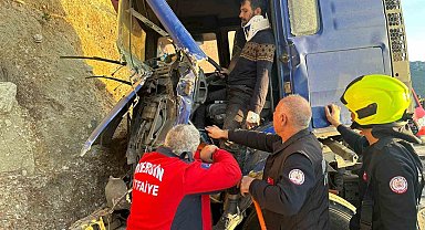 Tırda sıkışan sürücüyü itfaiye kurtardı