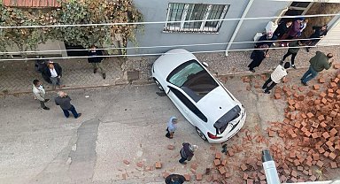 Tırın kasasındaki yüzlerce tuğla yere döküldü