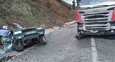 Tokat'ta tır ile otomobil çarpıştı: 2 ölü, 1 yaralı
