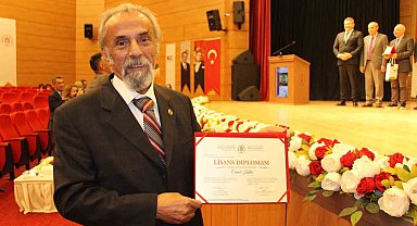 Torunu yaşındakilerle aynı sırayı paylaştı, 68 yaşında 4'üncü üniversiteden mezun oldu