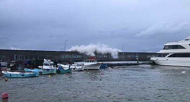 Trabzon Faroz Balıkçı Barınakları'nda dün yaşanan fırtınada dev dalgalar teknelere ve binlerce lira değerindeki ağlara zarar verdi