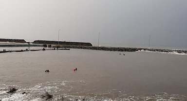 Trabzon'da fırtınada deniz kenarında fotoğraf çekitrmek isteyen 2 genç dalgalara kapılarak kayboldu