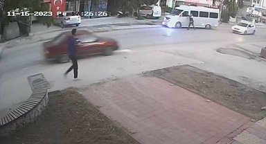 Trafik denetiminden kaçtı, araçta asılı kalan trafik polisi son anda kurtuldu