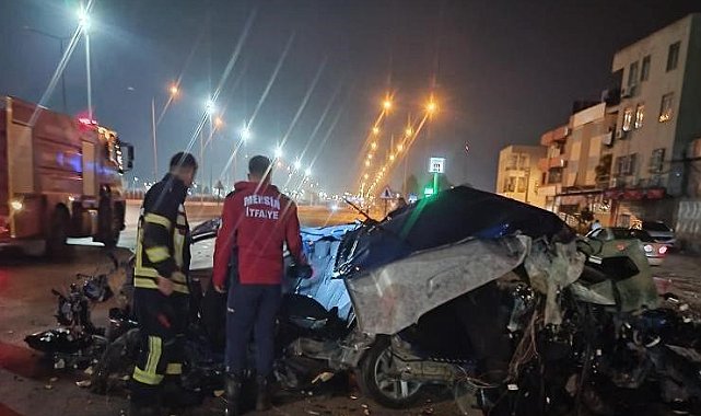 Trafik levhası direğine çarpan otomobil kağıt gibi yırtıldı, sürücü öldü