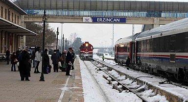 Tren geçiyor Erzincan bakıyor!